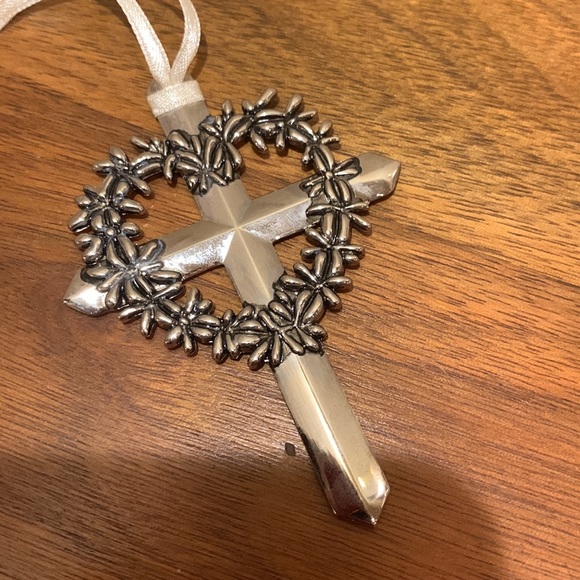 Silver cross & heart ornament - Picture 3 of 4